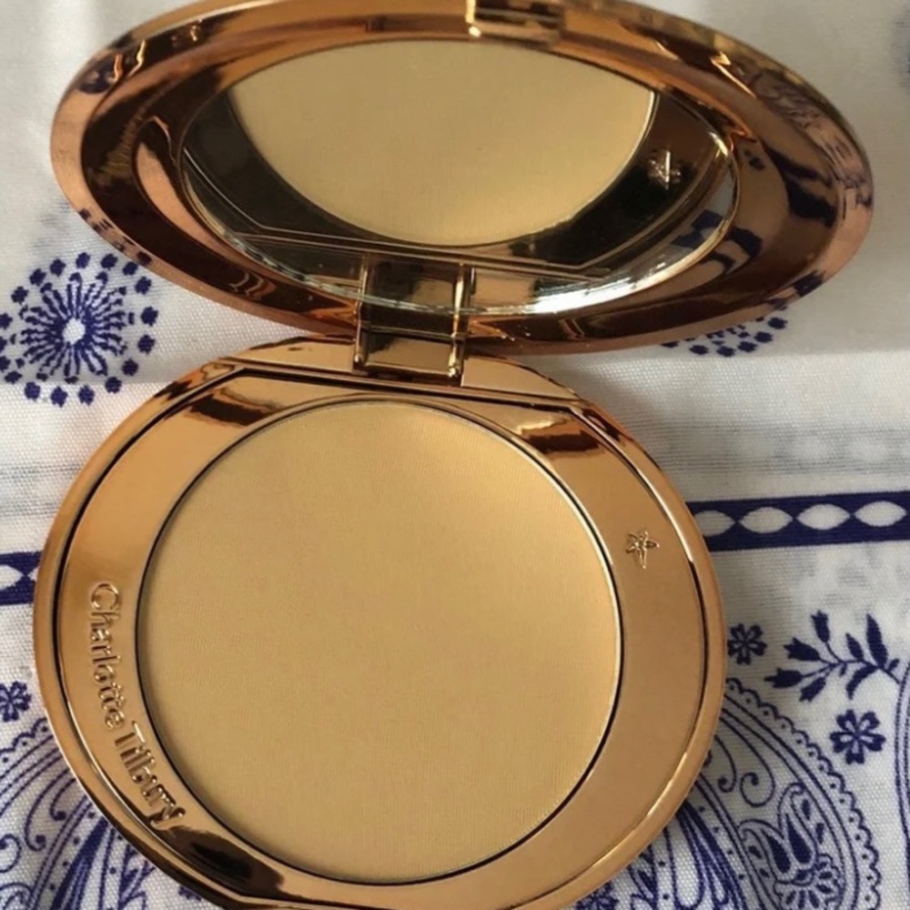 Charlotte tilbury flawless finish powder. Shade 2